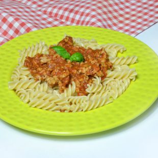 Makaron z sosem pomidorowym i indykiem – bardzo szybki i zdrowy obiad
